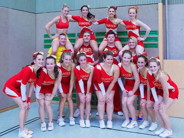 Cheerleading Regionalmeisterschaft glänzt in Rot und Gold!
